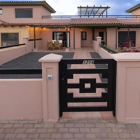 La Caleta Con Piscina Terraza Jardines Privados Terraza Y Wifi 別荘