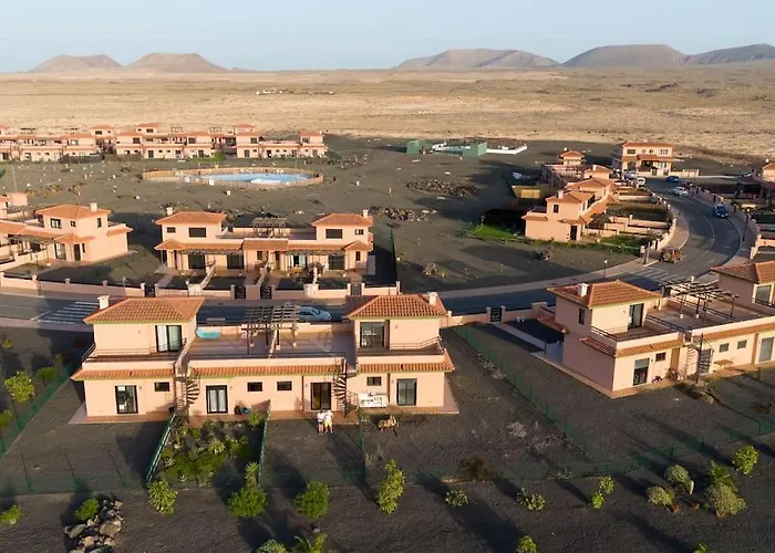 La Caleta Con Piscina Terraza Jardines Privados Terraza Y Wifi 別荘 *