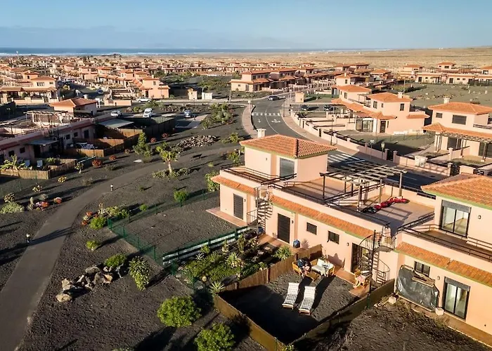 La Caleta Con Piscina Terraza Jardines Privados Terraza Y Wifi 別荘