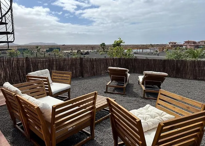 La Caleta Con Piscina Terraza Jardines Privados Terraza Y Wifi 別荘