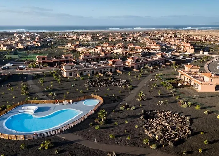 La Caleta Con Piscina Terraza Jardines Privados Terraza Y Wifi 別荘