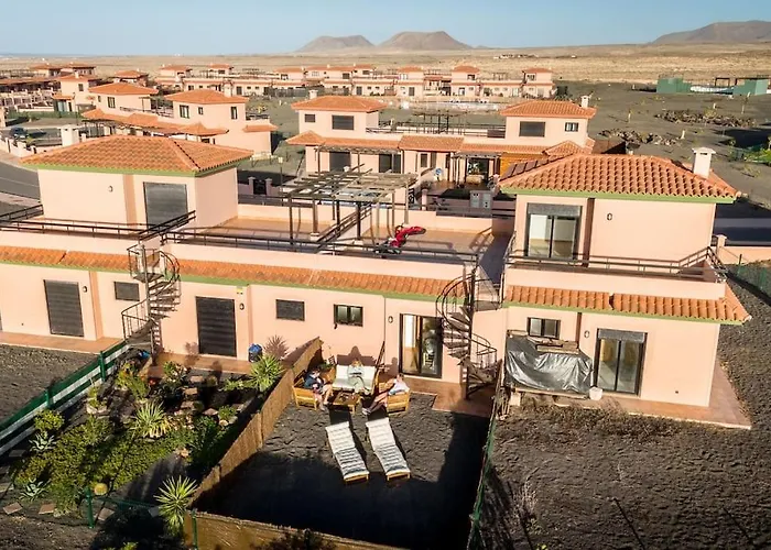 La Caleta Con Piscina Terraza Jardines Privados Terraza Y Wifi 別荘