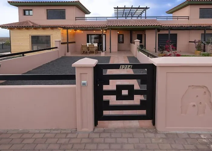 La Caleta Con Piscina Terraza Jardines Privados Terraza Y Wifi 別荘